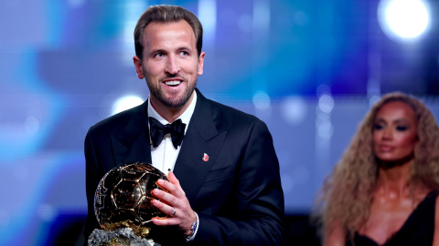 El capitán de la selección inglesa, Harry Kane, gana el Balón de Oro durante la ceremonia de entrega de los premios celebrada en el teatro London Palladium, el 26 de octubre de 2026.