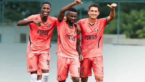 Jugadores de Luz Valdivia FC celebran un gol en el Ascenso Nacional.