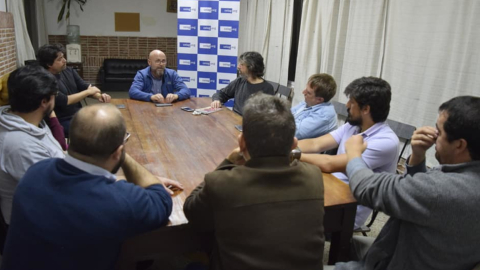 Guillermo Oglietti (centro) dirige una reunión de Celag en Uruguay.