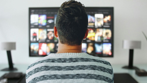 Imagen referencial. Un hombre frente a un televisor. 