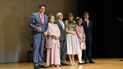 Pedro Palacios junto a su familia, durante el acto de posesión como alcalde de Cuenca.