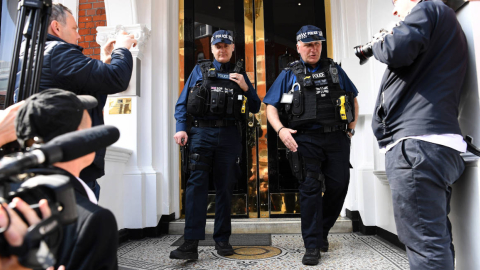 Dos policías montan guardia a las puertas de la Embajada de Ecuador en Londres.