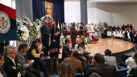 Luis Mora, director de la Corporación Editora Nacional, habla durante el homenaje que se realizó en la PUCE.