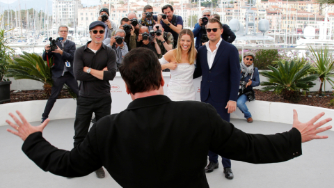 Quentin Tarantino da la espalda mientras Brad Pitt, Margot Robbie y Leonardo DiCaprio lo observan.