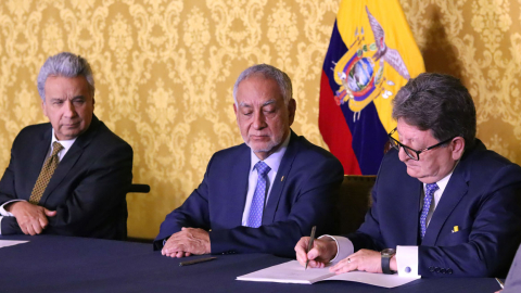 Firma contratos para campos petroleros Intracampos, en Carondelet