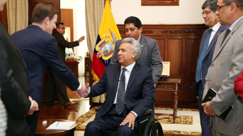 Lenín Moreno (c) saludando al subsecretario para Asuntos Políticos del Departamento de Estado de EE.UU. David Hale