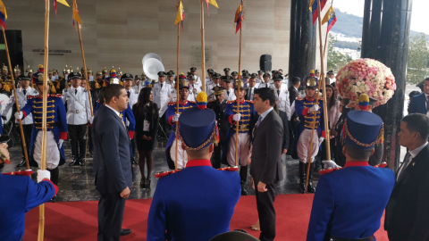 César Litardo (izquierda) recibe en la Asamblea al vicepresidente Otto Sonnenholzner