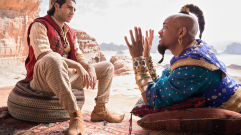 Fotograma cedido por Disney donde aparecen los actores Mena Massoud (i) como Aladino y Will Smith (d) como el genio de la lámpara maravillosa.