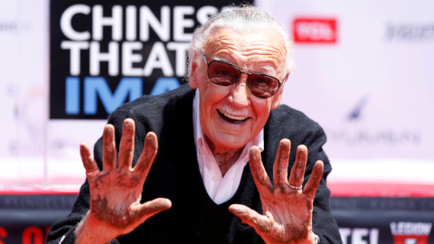 Stan Lee luego de colocar sus manos en cemento en los exteriores del Teatro Chino de Los Angeles, en julio de 2017.