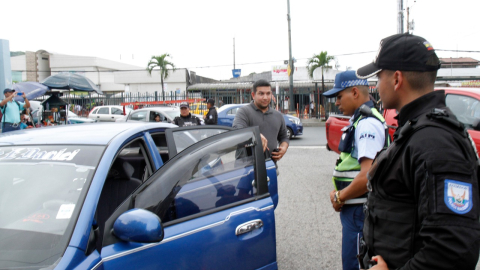 Agentes de la Policía y ATM controlan los exteriores de la Universidad de Guayaquil. 