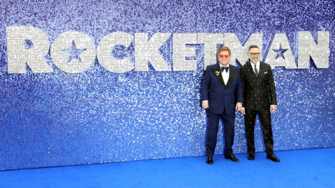 Elton John y su esposo, David Furnish, durante el estreno mundial, en Reino Unido, de la película de su biografía Rocketman.