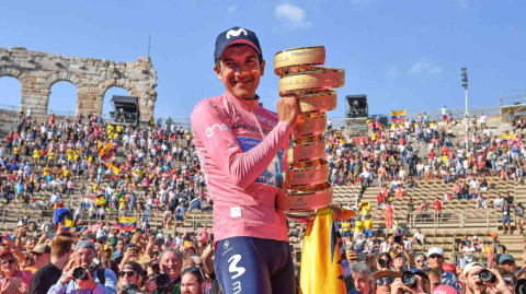 El ciclista ecuatoriano Richard Carapaz celebra su triunfo en el Giro de Italia 2019.