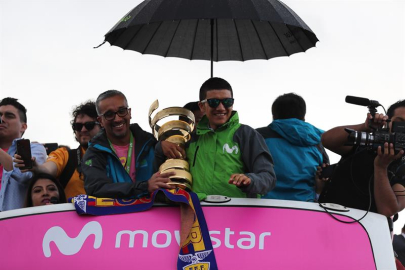 Richard Carapaz, campeón de la última edición del Giro de Italia, fue recibido por miles de personas a su llegada a Quito. 