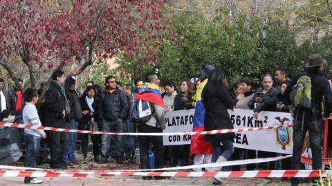 Varios ecuatorianos en Madrid esperaban, en 2012, la visita del entonces presidente ecuatoriano Rafael Correa.