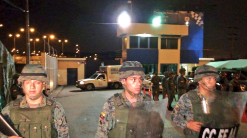 Un contingente militar controla los exteriores del Centro de Privación de Libertad Regional 8 en Guayaquil. 