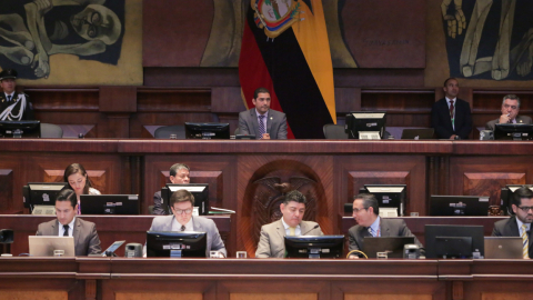 El sillón del presidente de la Asamblea, César Litardo, permaneció vacío (centro) la tarde del 11 de junio de 2019. Los vicepresidentes César Ordóñez (Izq.) y Patricio Donoso (Der.) presidieron una sesión que no se realizó.