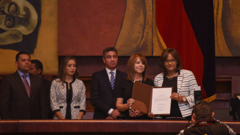 Patricia Esquetini (segunda desde la derecha) recibe el nombramiento de vocal del CJ de manos de la expresidenta de la Asamblea Nacional, Elizabeth Cabezas.