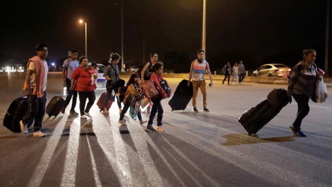 Foto archivo, junio de 2019. Un grupo de ciudadanos venezolanos camina en la madrugada con sus maletas en el paso fronterizo entre Ecuador y Perú.