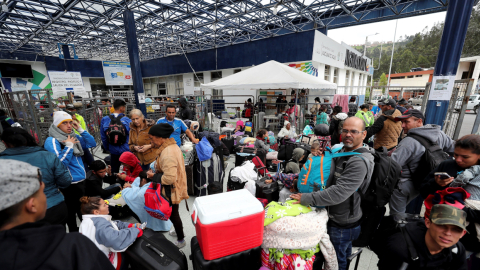 Miles de venezolanos llegan a la frontera entre Ecuador y Colombia