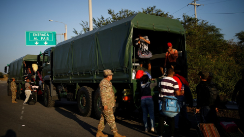 Venezolanos aún tratan de cruzar Tumbes sin visado, ciudad fronteriza entre Perú y Ecuador. 