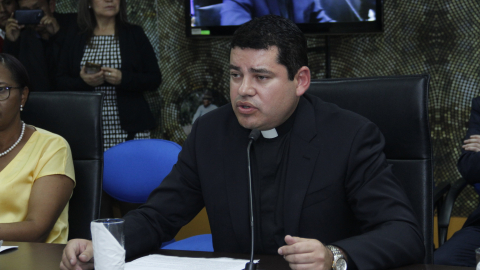 José Tuárez, sacerdote dominico, preside el CPCCS