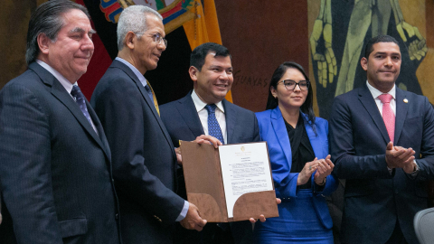 El presidente de la Asamblea, César Litardo, se declara en comisión general para condecorar al doctor KléberValencia, por su vocación de servicio y entrega a las causas sociales. 