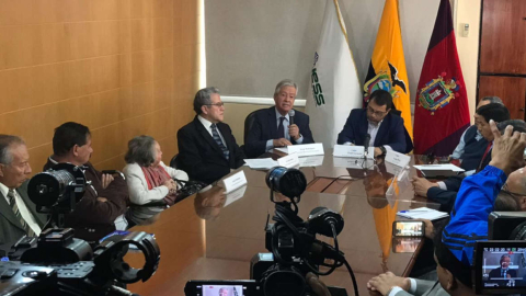 Miembros de la Comisión Anticorrupción presentan una denuncia  de sobreprecios en la compra de medicinas al presidente del directorio del IESS, Paúl Granda, el 25 de junio de 2019.