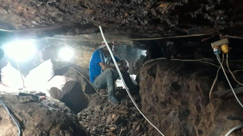 Mineros ilegales en los socavones que abrieron en la mina de oro.