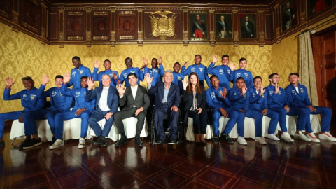 Integrantes de la seleccióne cuatoriana sub20, junto al presidente Lenín Moreno en Carondelet.