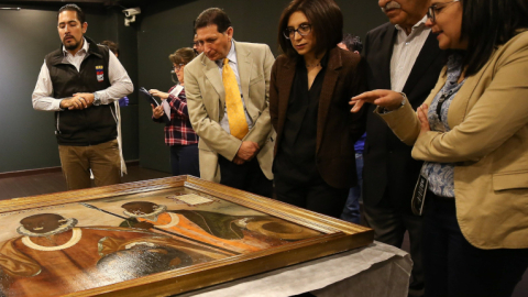 Foto Archivo. El ministro ecuatoriano de Cultura, Raúl Pérez Torres (2-d); la directora del Museo Nacional (MuNa) de Ecuador, Ivette Celi (d), y la subsecretaria de Memoria Social del Ministerio de Cultura, Casandra Herrera (3-d), observan la obra virreinal de 1599 "Los tres mulatos de Esmeraldas", en el Museo Nacional (MuNa) de Ecuador. 