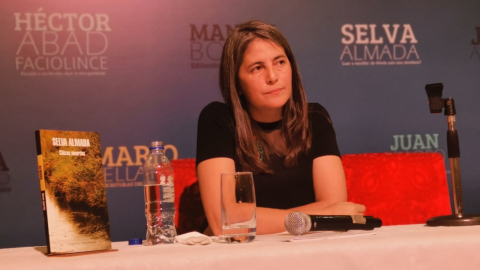 La escritora argentina Selva Almada durante su charla en El Centro Cultural Benjamín Carrión, en Quito.