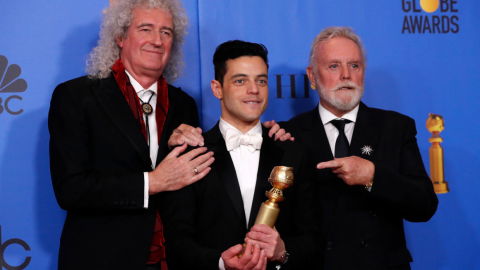 Rami Malek (en el centro) junto a Brian May (izquierda) y Roger Taylor, de Queen, durante la entrega 76 de los premios Golden Globe.