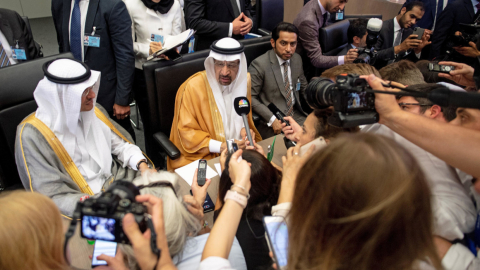 El ministro saudí de Energía, Khalid al-Falih (c), atiende a los medios durante una reunión de la Organización de Países Exportadores de Petróleo (OPEP)