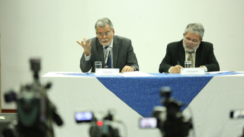 El vicepresidente del CNE, Enrique Pita, y el consejero Luis Verdesoto.