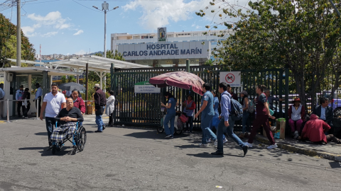 Pacientes en las afueras del hospital Carlos Andrade Marín, el 3 de julio de 2020.