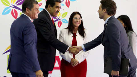 Foto Archivo. El expresidente de la República, Rafael Correa y el mandatario venezolano Nicolás Maduro, en la XVII Cumbre del Movimiento de Países No Alineados 