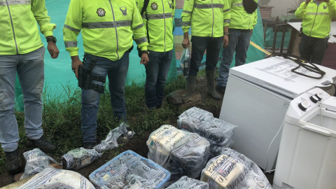 En las zonas intervenidas de Buenos Aires, la Policía ha decomisado electrodomésticos, equipos para procesar el oro, entre otros artefactos. 