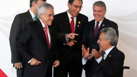 Desde la izquierda, el Canciller de México y los  presidente de Chile, Perú y Colombia saludan al Mandatario Len+in Moreno.