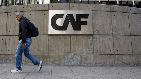 Un hombre camina frente al logotipo del Banco de Desarrollo de América Latina, en julio de 2019.