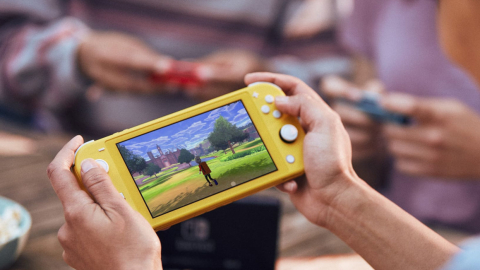 La Nintendo Switch Lite es una versión más pequeña de la última consola de Nintendo, con características enfocadas al juego portátil.