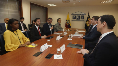 La fiscal Diana Salazar, el secretario anticurrupción Iván Granda, el procurador Iñigo Salvador, el contralor Pablo Celi, junto a los representantes de Odebrecht Sebastián Valle, Thiago Ribeiro y Felix Martins, durante la reunión en Procuraduría, en julio de 2019.