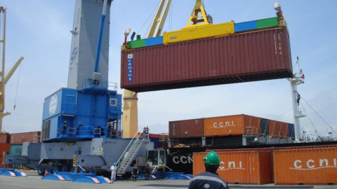 El Puerto de Manta, Manabí, Ecuador, durante el embarque de productos nacionales.