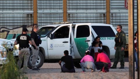 Un grupo de migrantes es detenido por la Patrulla Fronteriza en la ciudad de El Paso.