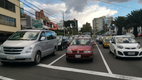 Tránsito vehicular en la esquina de las avenidas La Coruña y Francisco de Orellana, en Quito.