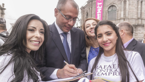 18 de julio de 2016.- Pamela Aguirre (Izq.) recoge la firma del entonces vicepresidente Jorge Glas, para la campaña "Rafael contigo siempre".