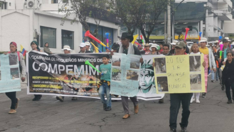 Marcha de mineros ilegales en Quito.