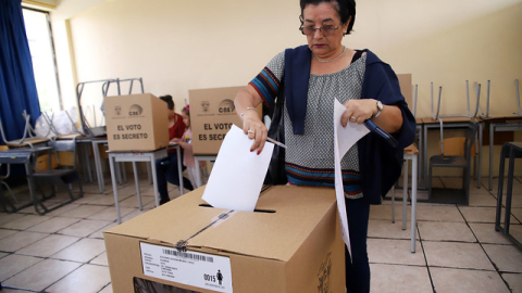 Una mujer deposita su voto durante las elecciones seccionales de 2019.