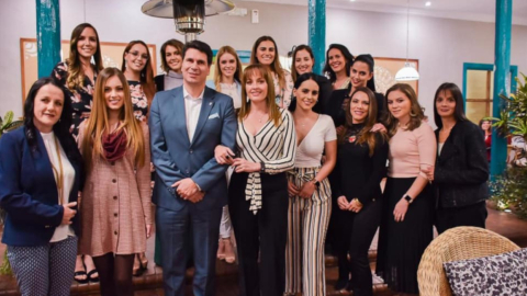 El alcalde Pedro Palacios, junto a algunas de las exreinas de Cuenca durante la presentación del certamen.