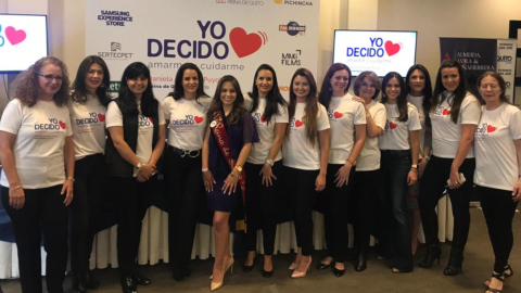 La actual reina de Quito, Daniela Almeida (centro), junto a algunas de las exreinas de la ciudad.