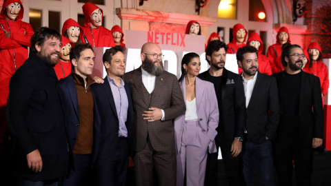 Los personajes de la tercera temporada de La Casa de Papel, Hovik Keuchkerian (Bogotá), Pedro Alonso (Berlín), Rodrigo de la Serna (Palermo), Darko Peric (Helsinki), Alba Flores (Nairobi), Álvaro Morte (El Profesor), el director Jesús Colmenar y el director de fotografía Miguel Amoedo,  durante el estreno de la tercera temporada en Bogotá.